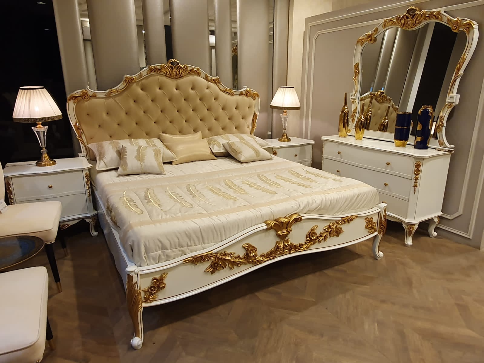 Antique-style Gold-accented Bed